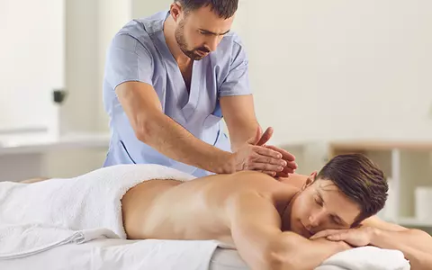 Masajul terapeutic: când este recomandat și care sunt beneficiile asupra sănătății