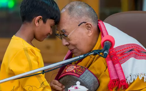 Dalai Lama își cere scuze după ce a sărutat un copil pe gură și i-a spus să îi "sugă limba". Imaginile au șocat o lume întreagă