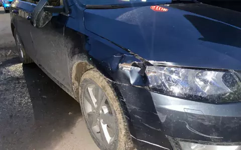 O angajată MApN beată a lovit cu mașina un biciclist și a fugit. Polițiștii au găsit-o dormind cu capul pe volan