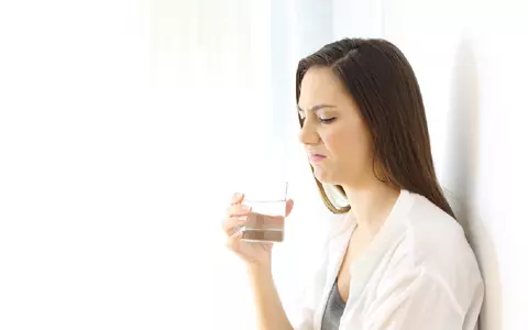 Cinci cauze care duc la retenția de apă în organism. Soluții naturiste pentru a scăpa de această problemă