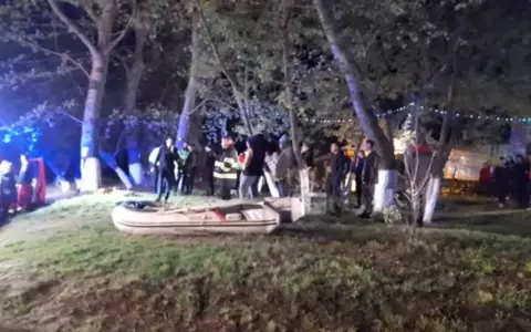 12 oameni s-au răsturnat cu barca pe râul Mureș: un copil mort, doi adulți și doi copii dispăruți. Șoferul bărcii era băut și fără permis