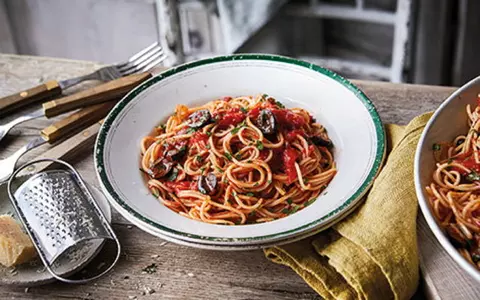 Rețetă de spaghete Puttanesca. Cele mai rapide și gustoase paste