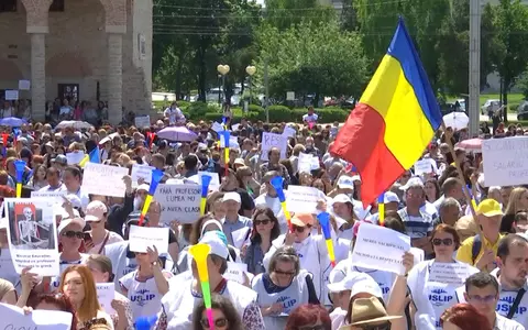 Mii de cadre didactice protestează în Piața Victoriei. Oferta Guvernului prevede un card cu 1.000 de lei în iunie și 1.5000 de lei în octombrie: "Inacceptabil"