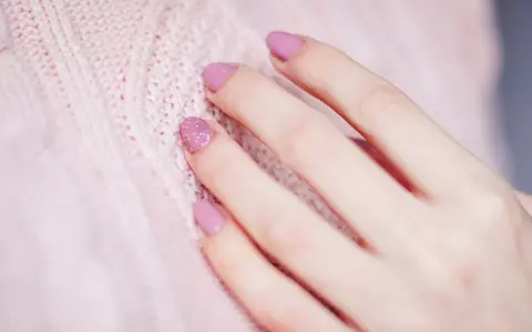 Nail art – cum să folosești pigmenții pentru a-ți face unghiile?