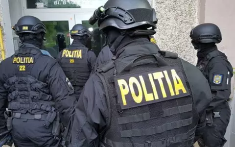 O elevă din Râmnicu Vâlcea a fost sechestrată și violată de patru tinere. Agresoarele au fost arestate preventiv pentru 30 de zile
