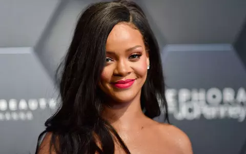 Rihanna, pictoral de senzație, de la prima sarcină. A renunțat la sutien și a pozat în bikini: "Îmbrățișând maternitatea"