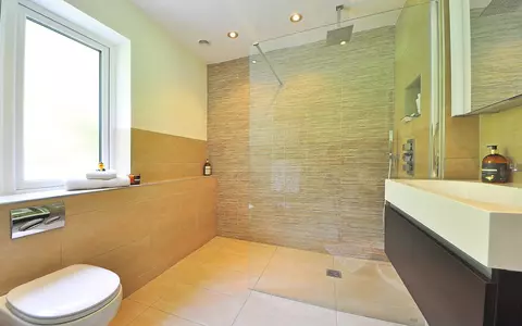 Redecorarea camerei de baie - de ce tot mai multe persoane aleg cabinele de duș?