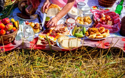 Ghid pentru organizarea unui picnic perfect în parc. Ce nu trebuie să-ți lipsească din geanta de picnic