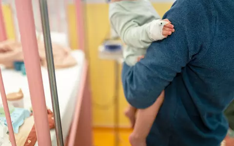 Părinții își pot lua concediu pentru îngrijirea copilului bolnav până când împlinește 12 ani. Ce prevede legea promulgată