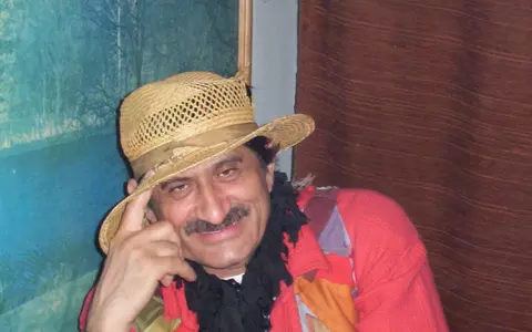 „Aranjam cu recepționerele, mă culcam în hol, după canapele”. Cum își câștiga Jean Paler banii la primele lui spectacole la mare și de ce se ascundea de jandarmi, în comunism / EXCLUSIV