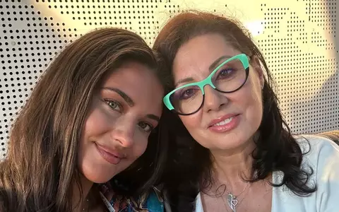 Mama Antoniei a fost surprinsă călătorind cu tramvaiul, într-o zi caniculară. Denise Iacobescu e o femeie superbă și arată impecabil la 56 de ani