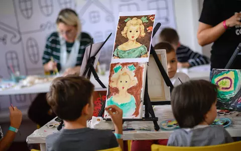 Copiii sunt invitați în vacanța de vară la Art Safari Kinder! Brâncuși, Tonitza, Luchian, Artachino bat telefoanele și tabletele