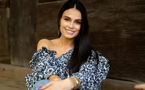 Anca Serea s-a pozat în timp ce făcea baie și a postat imaginea pe Instagram: "Fac un duș. Mai am de băgat la spălat trei mașini"
