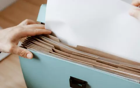 Dosarul cu șină, interzis prin lege în România! Ce să faci dacă ți se cere în instituțiile publice