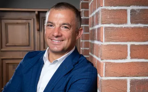 Cine este Daniel Mischie de la Imperiul Leilor: "Primul job pe care l-am avut a fost reponsabil toalete clienți"