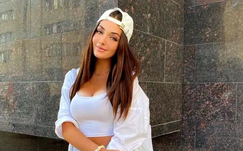 Cine este Andreea Bostănică, supranumită Regina Tik Tok-ului. La 18 ani, a strâns o avere din cariera online și deține mai multe proprietăți
