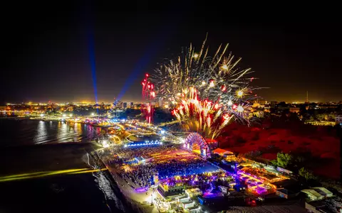 Festivalul NEVERSEA, ziua 1 - peste 65.000 de participanți. Lil Uzi Vert a făcut un show total pe mainstage, zecile de mii de fani au cântat alături de rapper-ul american.