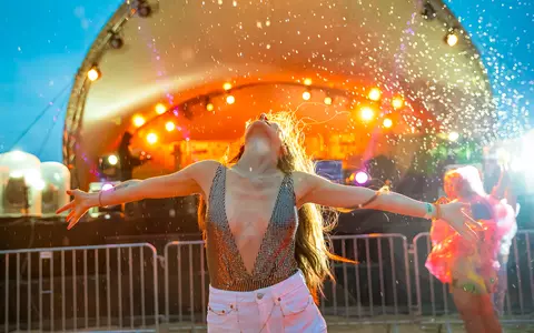 Peste 70.000 de fani s-au distrat în cea de-a treia zi a NEVERSEA la cele șase scene ale festivalului. Artistul belgian LOST FREQUENCIES a oferit fanilor din România un show în premieră
