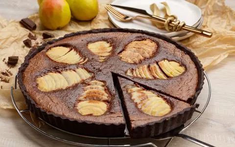Rețetă de tartă cu ciocolată și pere. Un desert delicios pentru zilele de vară