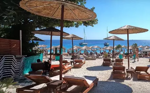 Un turist român face praf insula Thassos din Grecia. Ce a pățit la plajă: "Coji de semințe și manele cât pentru cinci vacanțe"