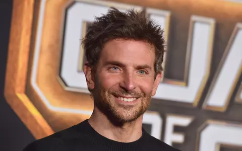 Bradley Cooper este de nerecunoscut în cel mai nou film, "Maestro". Actorul are părul alb și poartă un nas fals