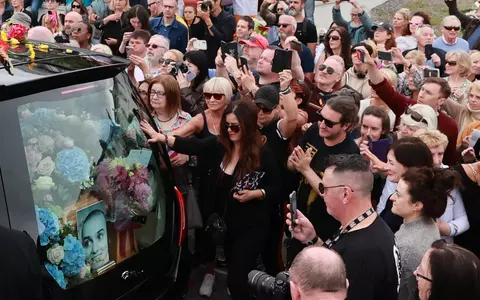 Înmormântarea lui Sinead O’Connor, în Irlanda. Zeci de mii de oameni cântă piesa "Nothing Compers 2U"