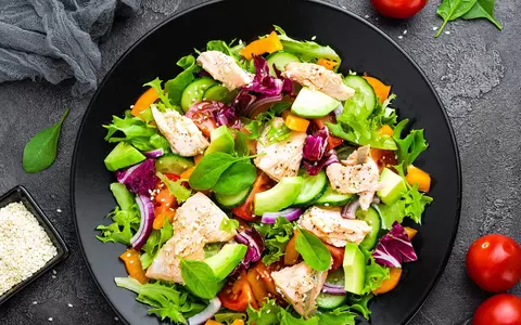 Salată cu tofu prăjit și avocado. Rețeta pas cu pas