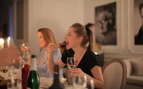 (P) Ce mănâncă fetele care fac videochat în București, pentru a se menține mereu în formă?