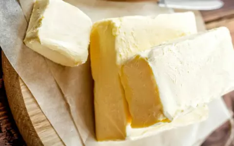 Cum prepari unt de casă în 10 minute, cu un singur ingredient. Rețeta simplă și rapidă