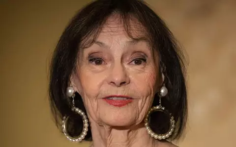 Marina Voica a împlinit 87 de ani: „Cum am petrecut? Cu telefonul în mână și...”. Artista cântărește 39 de kilograme și abia a reușit să țină trofeul câștigat la Festivalul Mamaia / EXCLUSIV