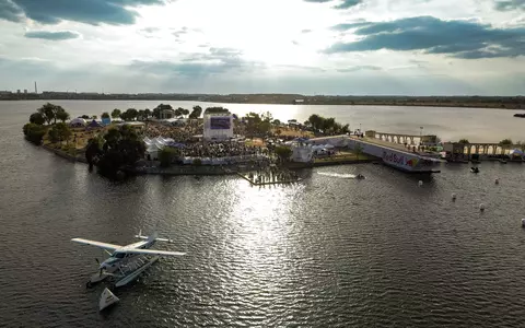 38 de piloți trăsniți au sfidat gravitația la Red Bull Flugtag cu mașinăriile lor zburătoare. Echipa Pegasus 27 a câștigat competiția
