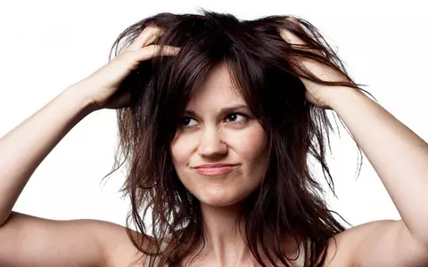 Patru remedii pentru a scăpa de părul gras. Greșeala pe care o fac multe persoane când își spală părul