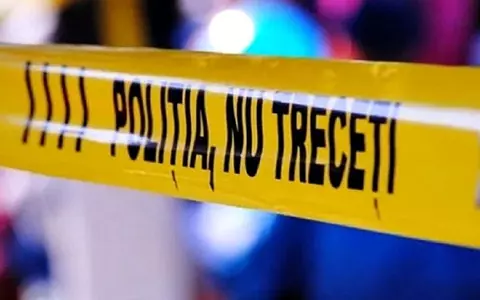 O femeie din București s-a aruncat de la etajul 5 al unui bloc și a căzut peste o vârstnică. Ambele au supraviețuit și au fost transportate la spital