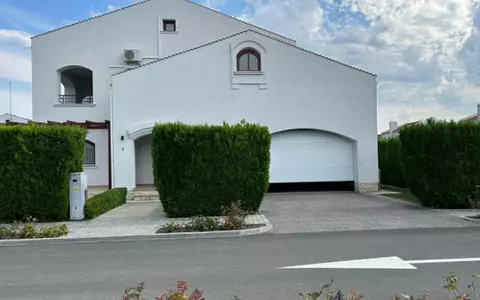 Cauți o investiție pe litoral? Viitorul proprietar al vilei din imagine poate câștiga și 13.900 euro/lună