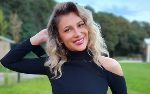 Ce intervenție estetică a făcut Lora pentru a scăpa de ridurile de pe gât: "Am trei adâncituri de când eram copil"