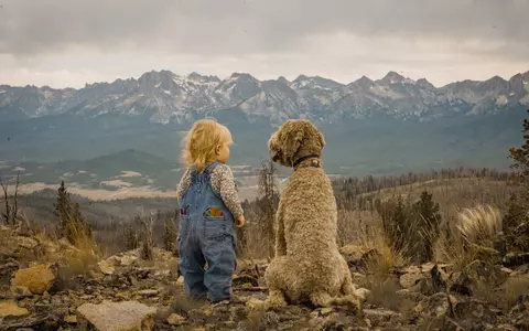 Cine este Andrei Tolstyk, băiețelul de 7 ani, crescut de câini, după ce a fost abandonat de părinți. Ce s-a întâmplat când a ajuns la orfelinat