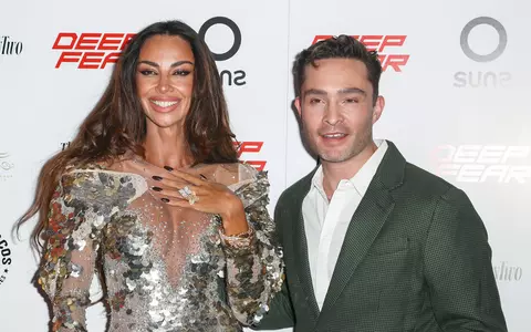 Mădălina Ghenea, apariție de senzație la Londra, la brațul lui actorului Ed Westwick. Cum s-a îmbrăcat pe covorul roșu