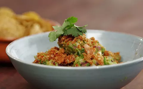 Rețeta de chicharron cu guacamole, pentru masa de Crăciun. Este un preparat absolut delicios și ușor de preaparat