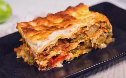 Rețetă de lasagna raw vegan cu legume proaspete, fără foc