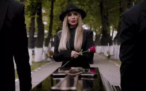Anamaria Prodan, atac la Reghe după ce a jucat rolul unei văduve, în clipul lui Theo Rose, "Soarele meu": "Este mort și îngropat. Cine se simte cu musca pe căciulă..."