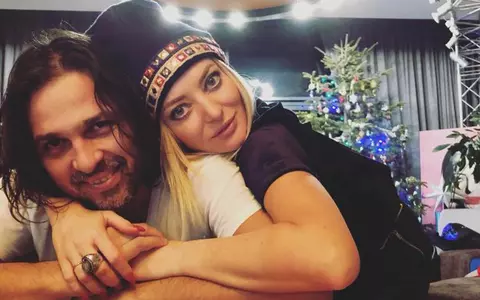 Cum i-au surprins paparazzi pe Delia Matache și soțul ei, Răzvan Munteanu, pe stradă. Artista nu ezită să se afișeze nemachiată și să mănânce de la fast-food