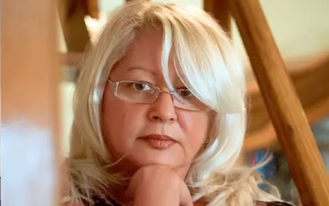 Mirabela Dauer a răbufnit după ce a fost criticată de internauți pentru o ținută: "Stilistelor de la coada calului, sub o rochie elegantă din catifea se pune întotdeauna o jupă..."