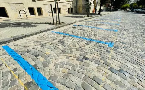 Ce reprezintă locurile albastre de parcare din Bucureşti. Cât costă și unde se plătește parcarea