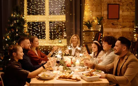 Cu cine lași copilul dacă vrei să petreci cu adulții de Revelion. Soluții eficiente și rapide