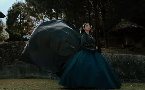 Rochiile de seară: Dincolo de eleganță - povești, simboluri și expresii ale personalității