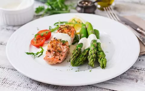 Rețetă de somon cu legume verzi și sirop de arțar