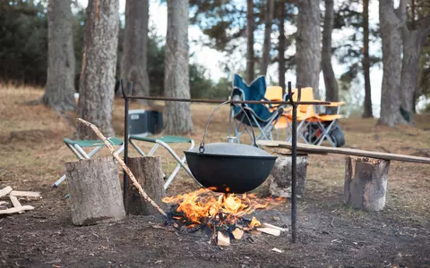 Vă place să mergeți în camping și să gătiți în aer liber? Atunci aveți nevoie de un ceaun!