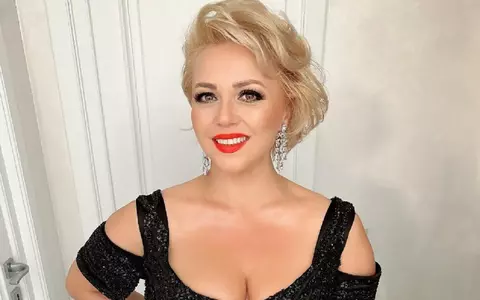 De ce Cornelia Rednic nu se îmbrăca în rochii și fuste până acum și cine a convins-o: „Eu am un corp atipic. Nu sunt nici vreo slăbuță, nici vreo înaltă”. Ce poartă artista mereu la gât / EXCLUSIV