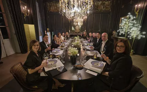 Casa de șampanie care a făcut istorie în lumea producției de șampanie prin încetarea domniei bărbaților, face o altă declarație puternică: Veuve Clicquot se asociază cu femei bucătar cu prilejul lansării programului Solaire Tables.