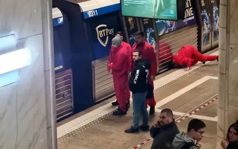 O persoană a murit la stația de metrou Unirii, după ce s-a aruncat pe șinele de tren. Călătorii au alertat Poliția